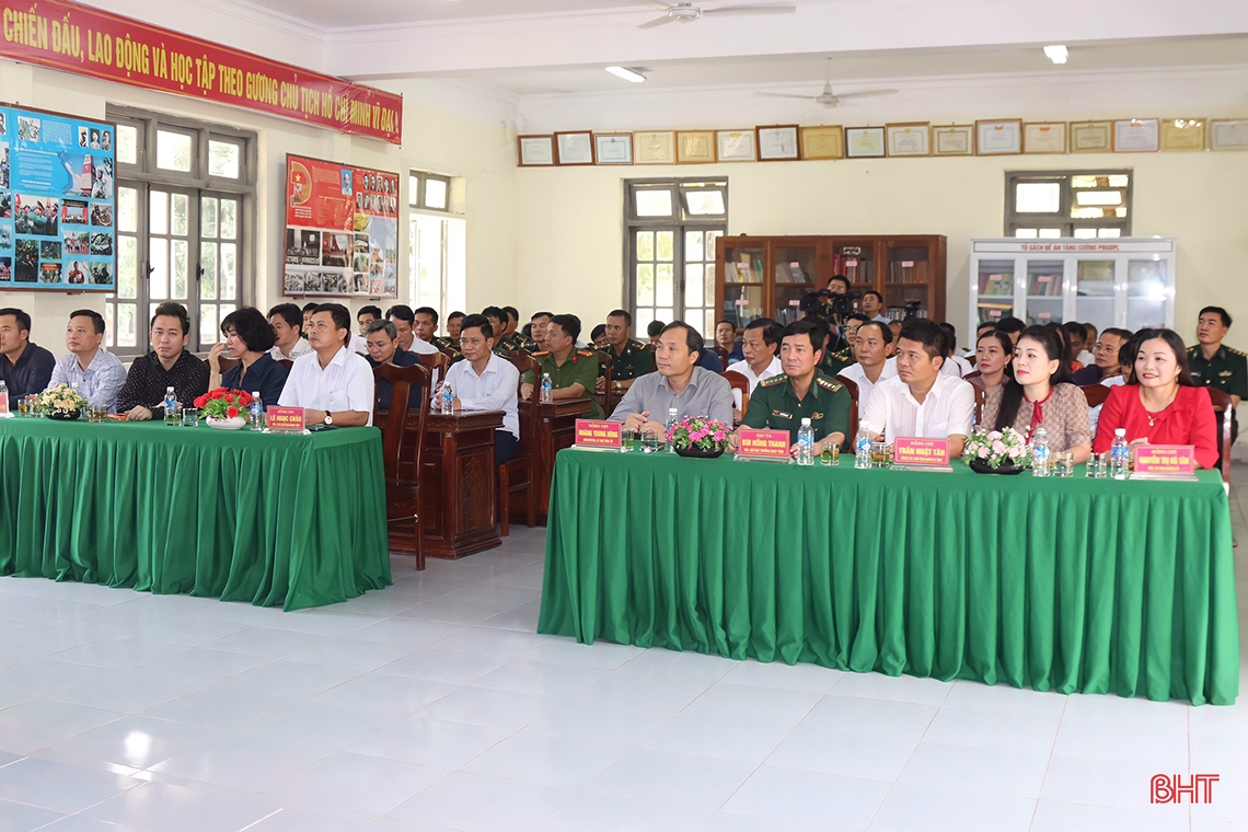 Khai trương Trạm thu phát sóng thông tin di động tại Đồn Biên phòng Hương Quang