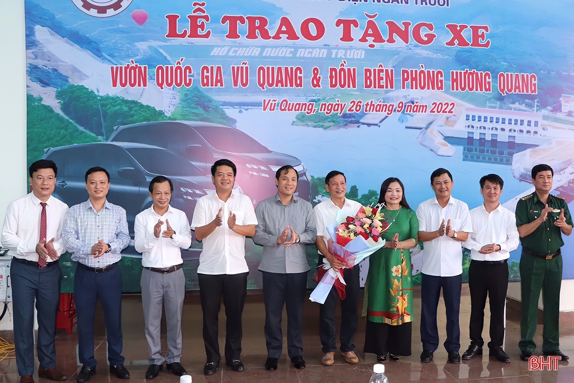 Khai trương Trạm thu phát sóng thông tin di động tại Đồn Biên phòng Hương Quang