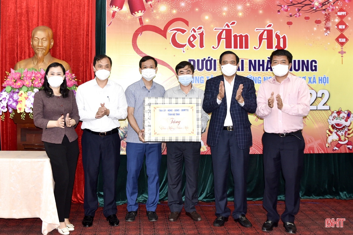 Chủ tịch Trung ương Hội Người cao tuổi Việt Nam trao 2.000 suất quà tết tại Hà Tĩnh