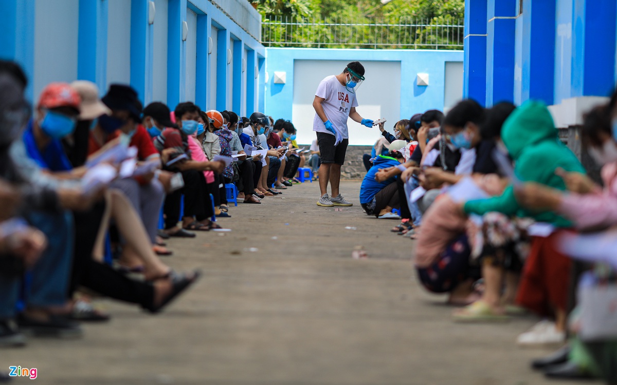 Người dân TP. Hồ Chí Minh xếp hàng trong ngày thứ 2 tiêm vaccine Sinopharm