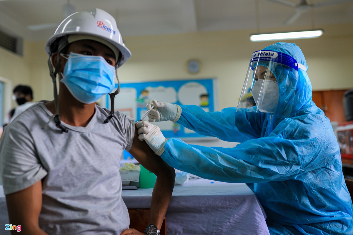 Người dân TP. Hồ Chí Minh xếp hàng trong ngày thứ 2 tiêm vaccine Sinopharm