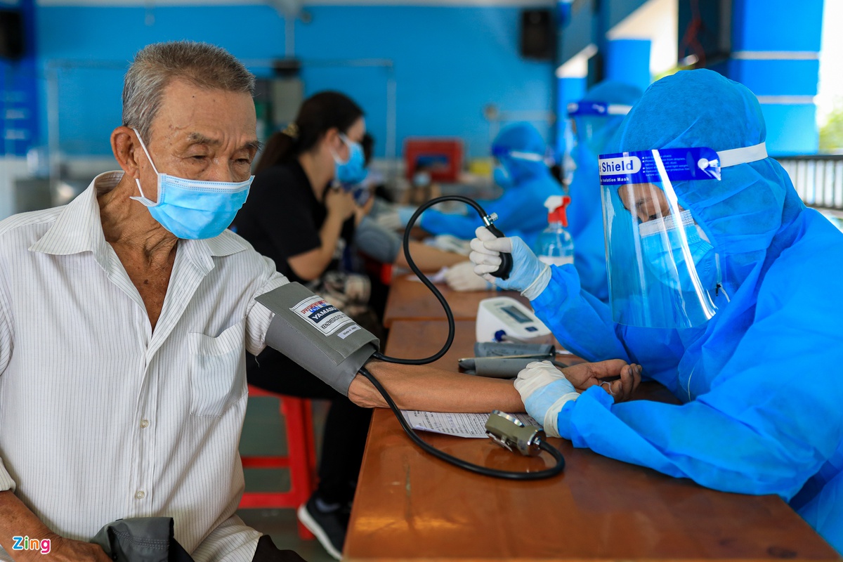 Người dân TP. Hồ Chí Minh xếp hàng trong ngày thứ 2 tiêm vaccine Sinopharm
