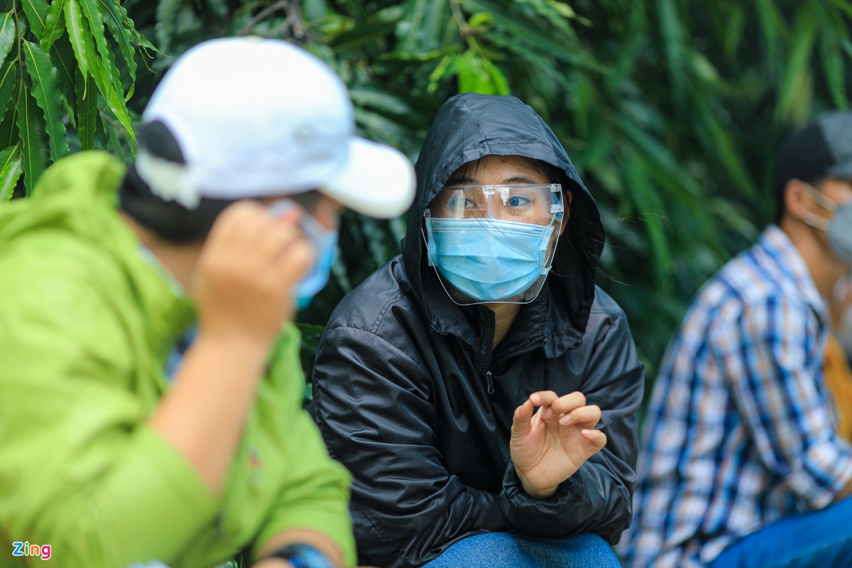 Người dân TP. Hồ Chí Minh xếp hàng trong ngày thứ 2 tiêm vaccine Sinopharm