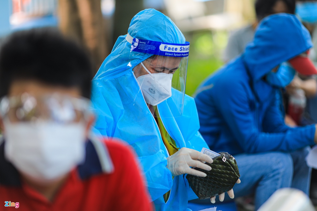 Người dân TP. Hồ Chí Minh xếp hàng trong ngày thứ 2 tiêm vaccine Sinopharm