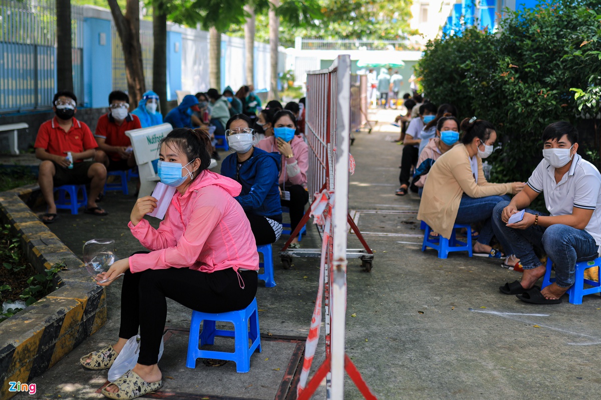 Người dân TP. Hồ Chí Minh xếp hàng trong ngày thứ 2 tiêm vaccine Sinopharm