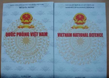 Phiên bản tiếng Việt và tiếng Anh của Sách trắng Quốc phòng Việt Nam năm 2009. Ảnh: Minh Long.