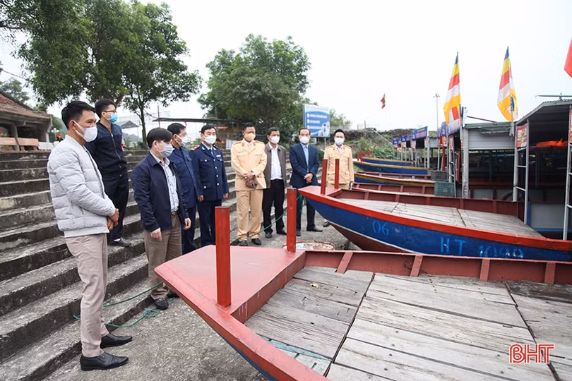 Đảm bảo ATGT gắn với phòng, chống dịch COVID-19 tại chùa Hương Tích