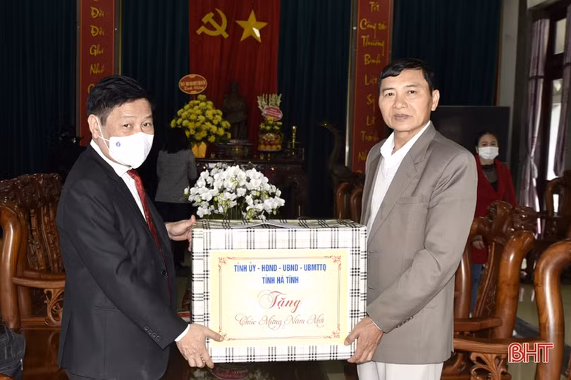 Đoàn cán bộ Hà Tĩnh dâng hương tại nghĩa trang liệt sỹ Trường Sơn, Đường 9