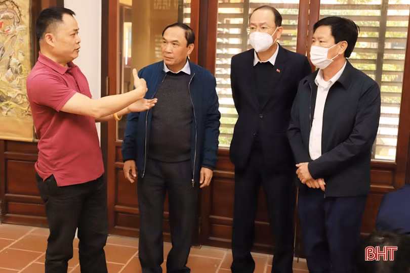 Trưởng ban Tổ chức Tỉnh ủy chúc tết hoạ sỹ Nguyễn Tuấn Sơn