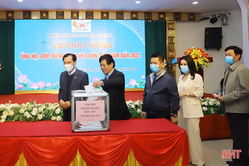 Hơn 300 triệu đồng được quyên góp để ủng hộ người nghèo tại Hội nghị Hiệp hội doanh nghiệp tỉnh