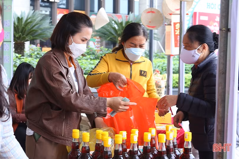 Thỏa sức sắm tết tại Hội chợ Sản phẩm OCOP và đặc sản Hà Tĩnh
