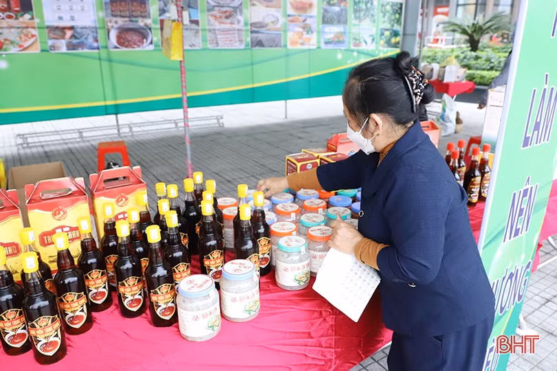 Thỏa sức sắm tết tại Hội chợ Sản phẩm OCOP và đặc sản Hà Tĩnh