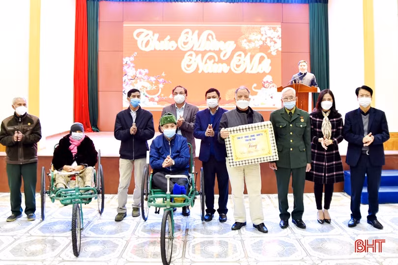 Lãnh đạo tỉnh chúc Tết các cơ sở chăm sóc người có công, bảo trợ xã hội ở Hà Tĩnh, Nghệ An