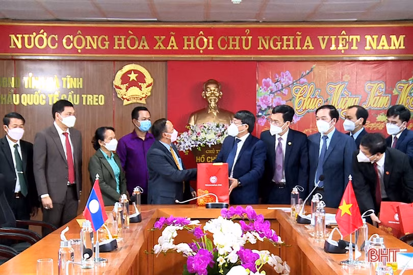 Lãnh đạo huyện Pạc Xăn (Lào) chúc tết Đảng bộ và Nhân dân TP Hà Tĩnh