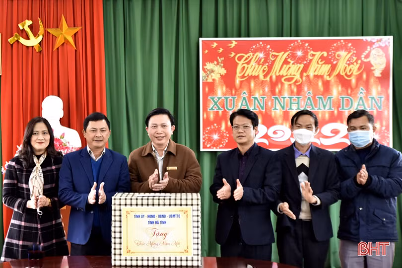 Lãnh đạo tỉnh chúc Tết các cơ sở chăm sóc người có công, bảo trợ xã hội ở Hà Tĩnh, Nghệ An