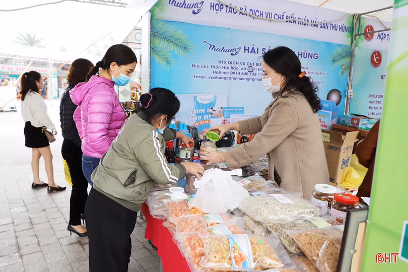 Thỏa sức sắm tết tại Hội chợ Sản phẩm OCOP và đặc sản Hà Tĩnh