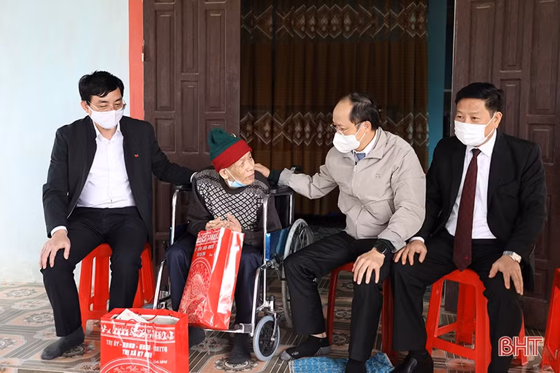 Lãnh đạo Hà Tĩnh chúc tết gia đình chính sách, người cao tuổi