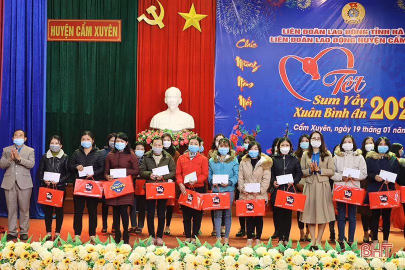 Lãnh đạo Hà Tĩnh vui “Tết Sum vầy - Xuân bình an” với người lao động
