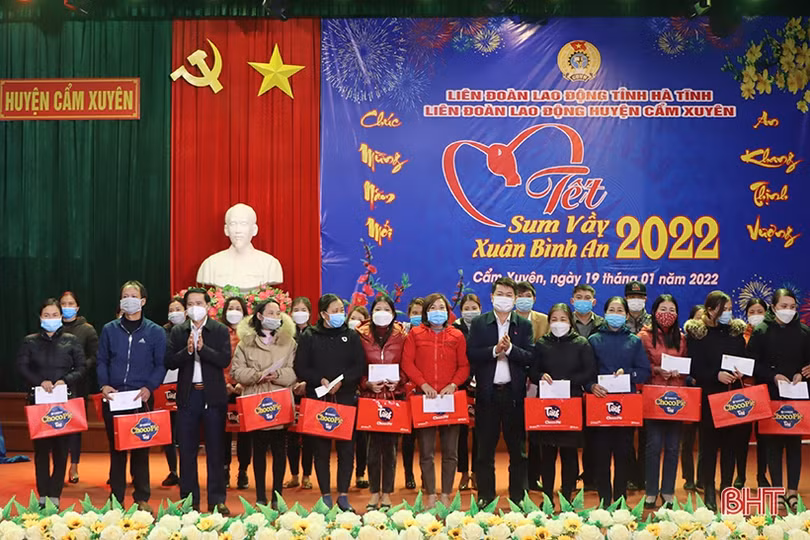 Lãnh đạo Hà Tĩnh vui “Tết Sum vầy - Xuân bình an” với người lao động