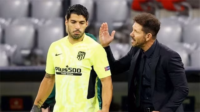 Luis Suarez trên đường gia nhập Aston Villa
