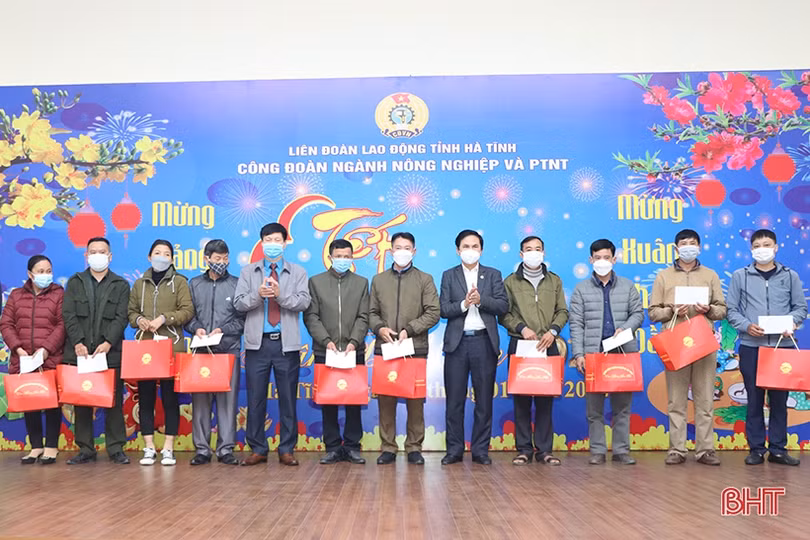 Nhiều suất quà tết đến với đoàn viên, người lao động nghèo Hà Tĩnh