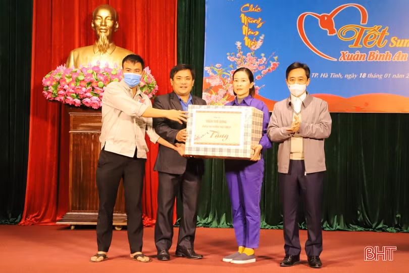 Phó Bí thư Thường trực Tỉnh ủy vui “Tết sum vầy - Xuân bình an” với người lao động ở TP Hà Tĩnh