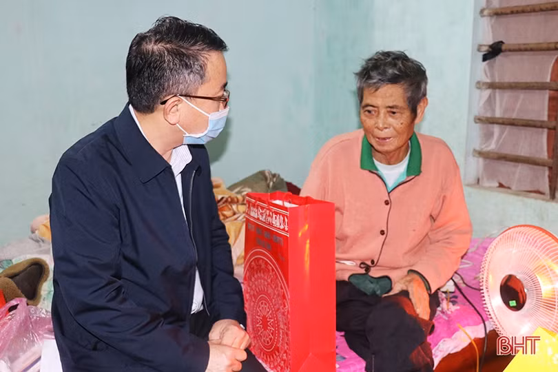 Các đồng chí lãnh đạo tỉnh Hà Tĩnh tặng quà cho gia đình chính sách, người cao tuổi