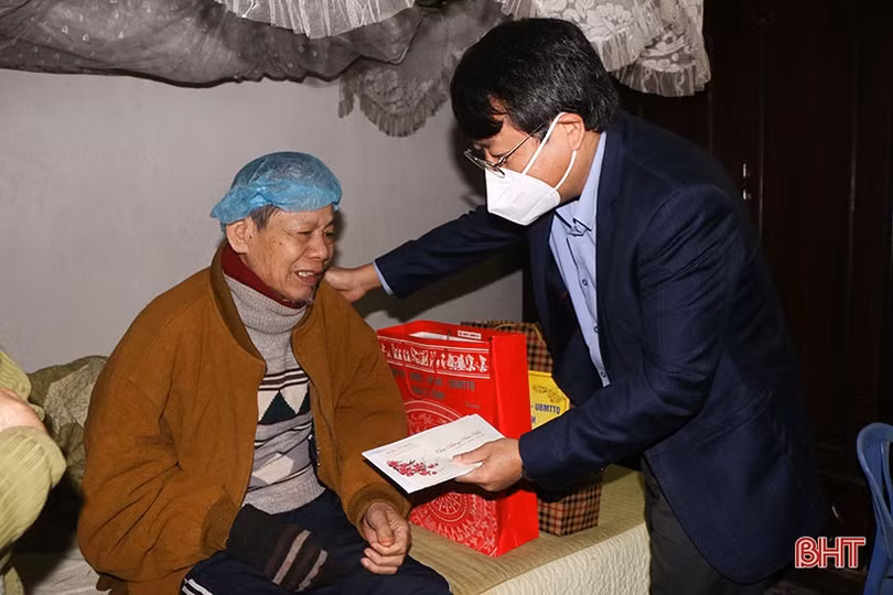Lãnh đạo Hà Tĩnh chúc tết gia đình chính sách, người cao tuổi