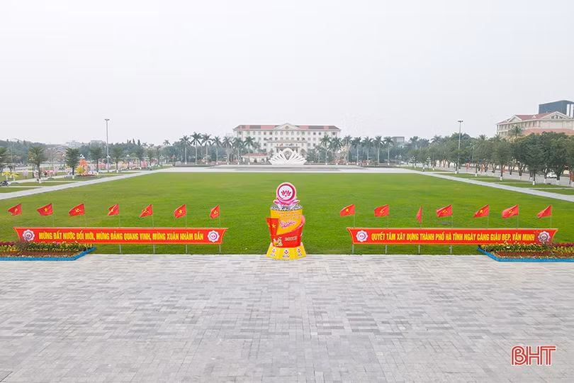 Phố phường Hà Tĩnh rực rỡ đón mừng xuân Nhâm Dần