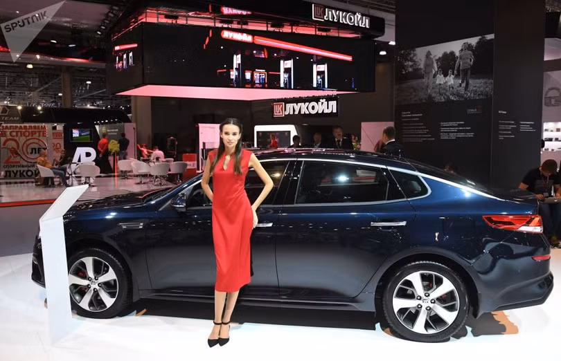 Những bóng hồng khoe sắc tại triển lãm ôtô quốc tế Moscow 2018