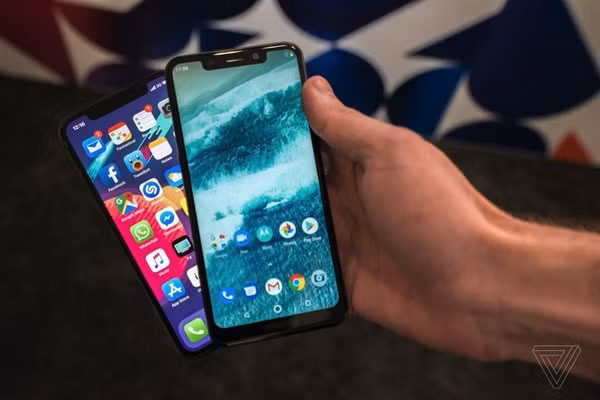 Motorola trình làng “bản sao” iPhone X, giá chỉ bằng 1/3