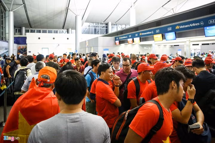 Người hâm mộ ùn ùn đi “tiếp lửa” cho Olympic Việt Nam