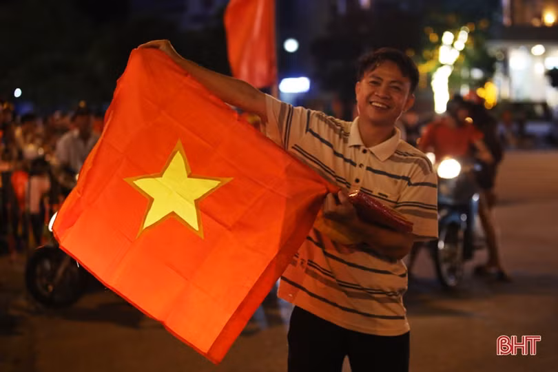 Người dân Hà Tĩnh xuống đường mừng chiến thắng lịch sử của Olympic Việt Nam