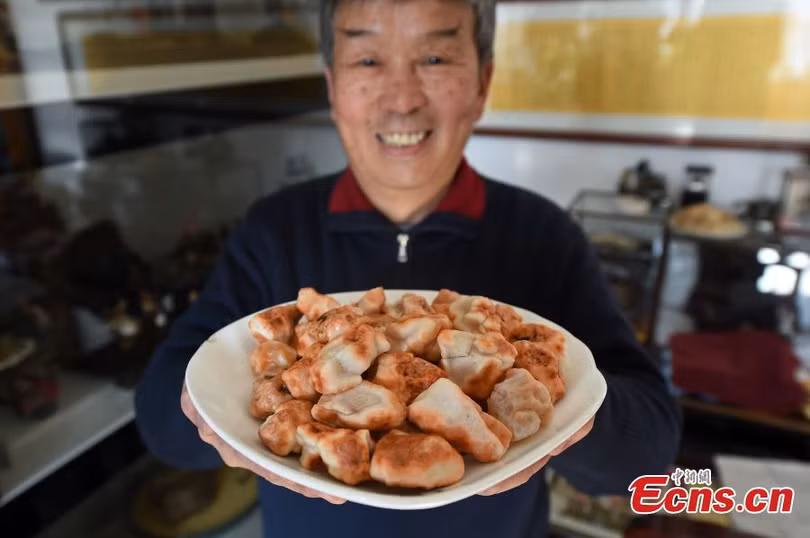 Bàn tiệc với hàng trăm món ăn làm bằng đá y như thật của cụ ông 72 tuổi
