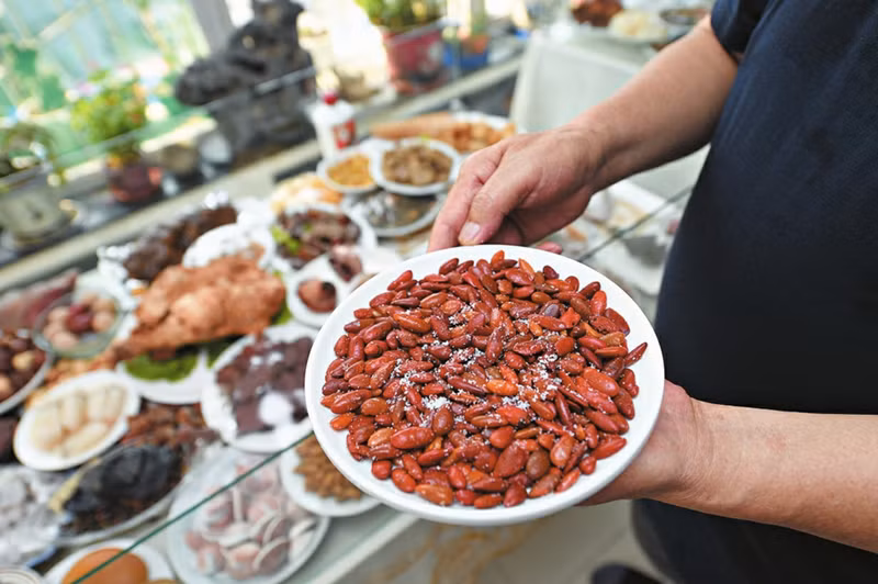 Bàn tiệc với hàng trăm món ăn làm bằng đá y như thật của cụ ông 72 tuổi
