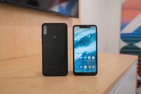 Motorola trình làng “bản sao” iPhone X, giá chỉ bằng 1/3