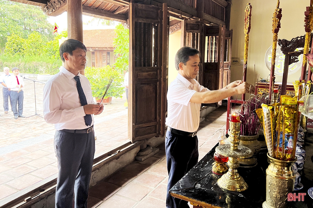 Lãnh đạo tỉnh Hà Tĩnh dâng hương tưởng niệm 175 năm ngày sinh Đình nguyên Tiến sỹ Phan Đình Phùng