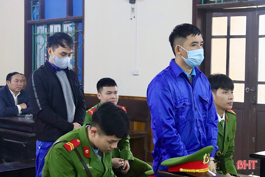 Các bị cáo trình bày trước toà.