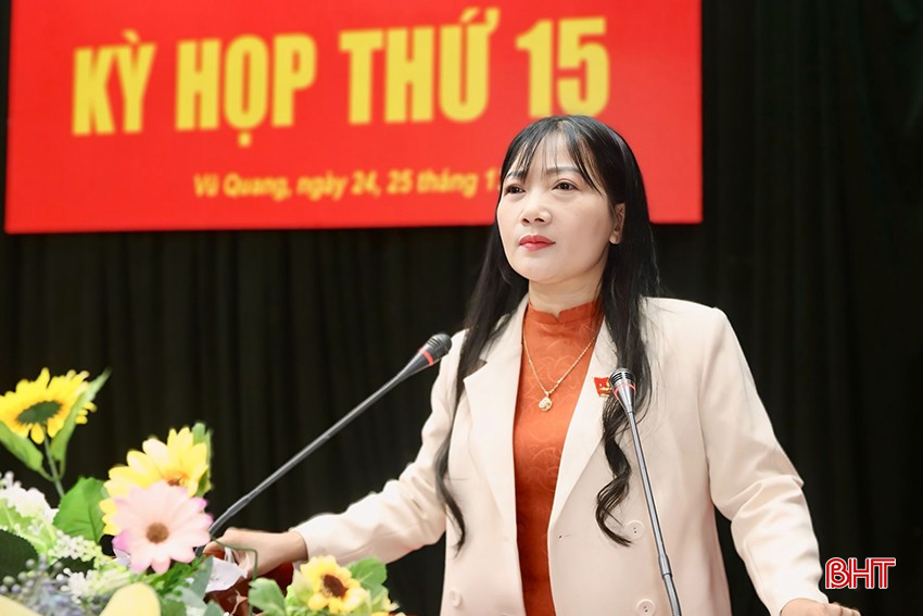 Phó Chủ tịch UBND huyện Vũ Quang Phan Hồng Yến báo cáo tóm tắt tình hình hình KT-XH năm 2024; phương hướng, mục tiêu, nhiệm vụ và giải pháp phát triển năm 2025; tờ trình thông qua Nghị quyết KT-XH năm 2025.