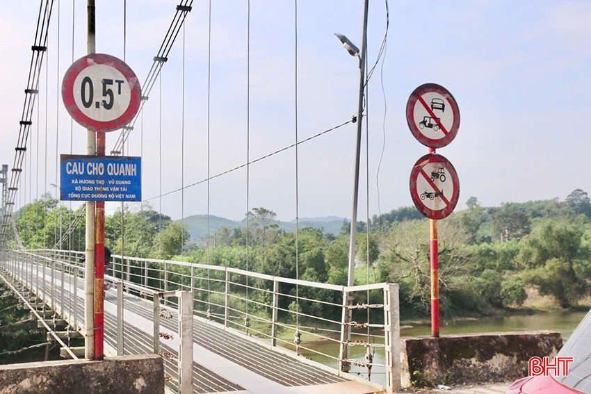 Cầu treo Chợ Quánh không đáp ứng nhu cầu đi lại của người dân địa phương.
