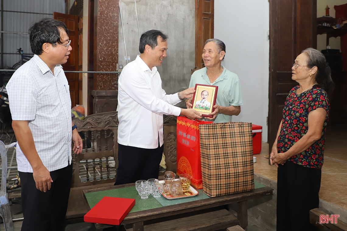 Lãnh đạo Hà Tĩnh thăm hỏi, tặng quà người có công với cách mạng
