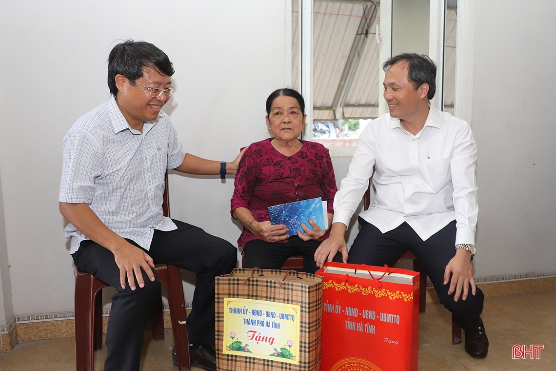 Lãnh đạo Hà Tĩnh thăm hỏi, tặng quà người có công với cách mạng