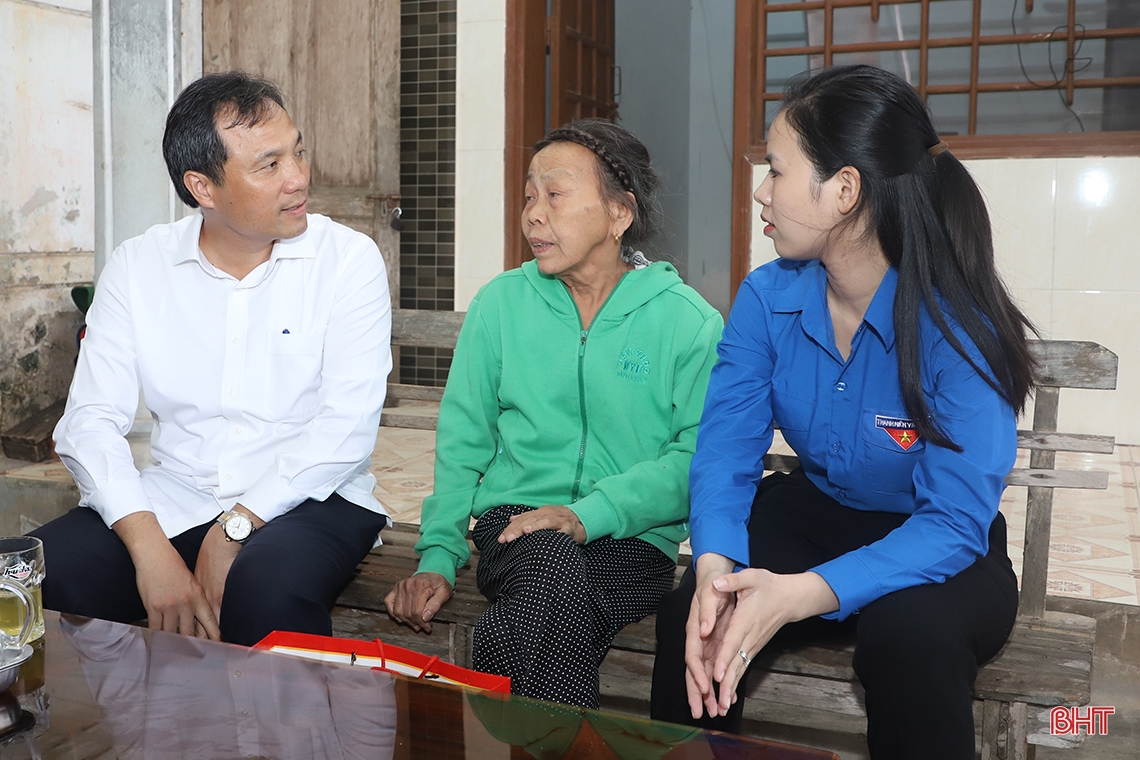 Lãnh đạo Hà Tĩnh thăm hỏi, tặng quà người có công với cách mạng