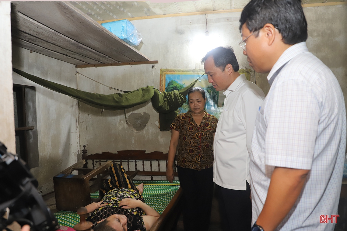Lãnh đạo Hà Tĩnh thăm hỏi, tặng quà người có công với cách mạng