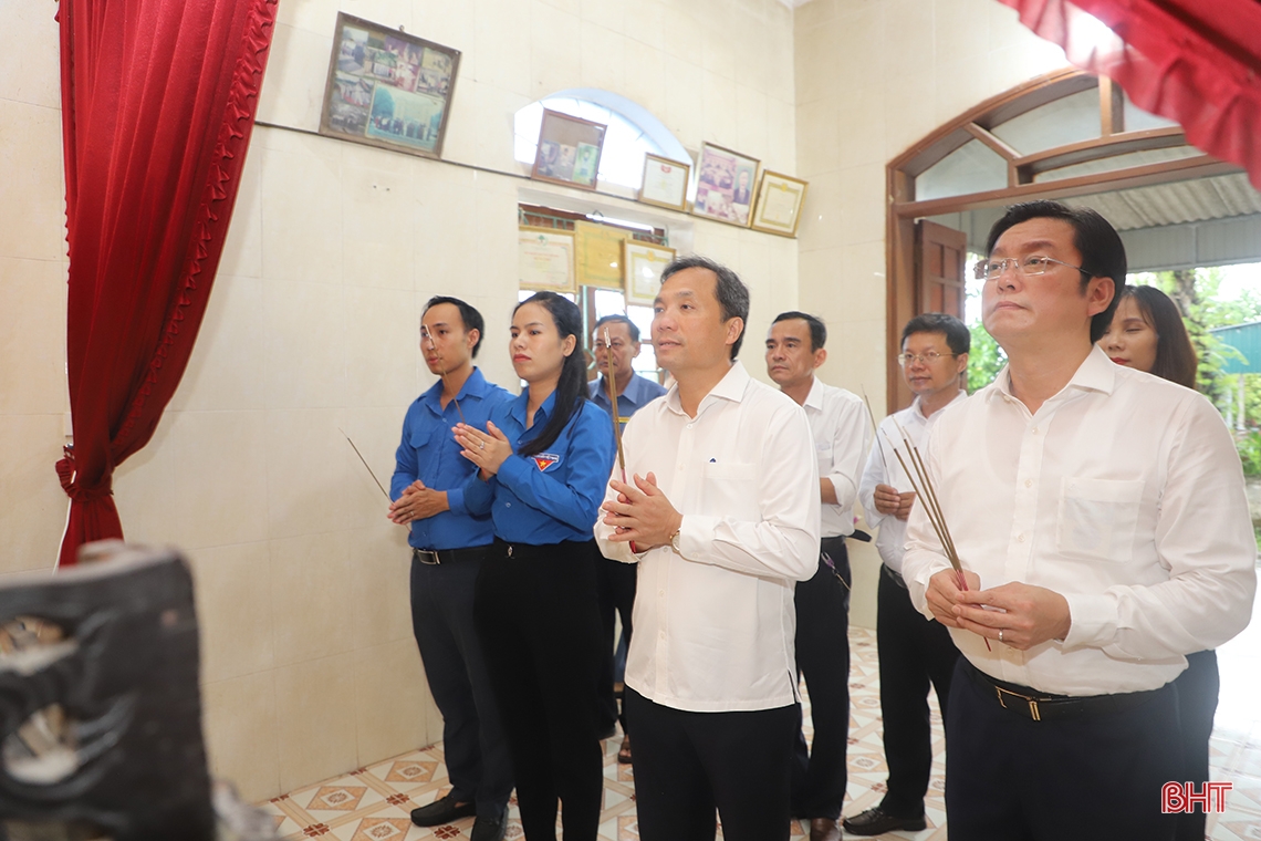 Lãnh đạo Hà Tĩnh thăm hỏi, tặng quà người có công với cách mạng