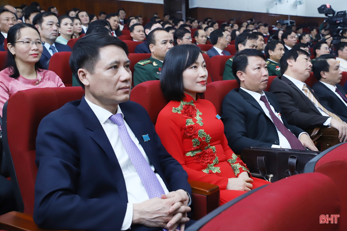 Đại hội Đảng bộ Hà Tĩnh thành công tốt đẹp, Thủ tướng tặng hoa chúc mừng Ban Chấp hành nhiệm kỳ mới