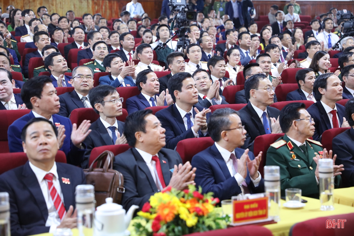 Đại hội Đảng bộ Hà Tĩnh thành công tốt đẹp, Thủ tướng tặng hoa chúc mừng Ban Chấp hành nhiệm kỳ mới