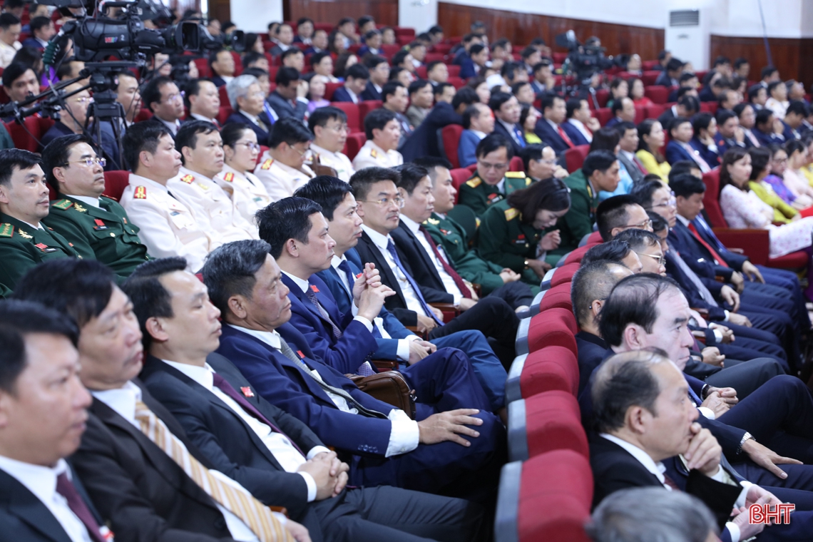 Đại hội Đảng bộ Hà Tĩnh thành công tốt đẹp, Thủ tướng tặng hoa chúc mừng Ban Chấp hành nhiệm kỳ mới