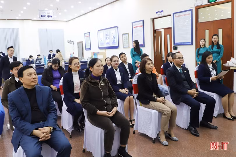 Khách hàng ở Hà Tĩnh trúng giải đặc biệt “Đăng ký BIDV SmartBanking - rinh quà chất”