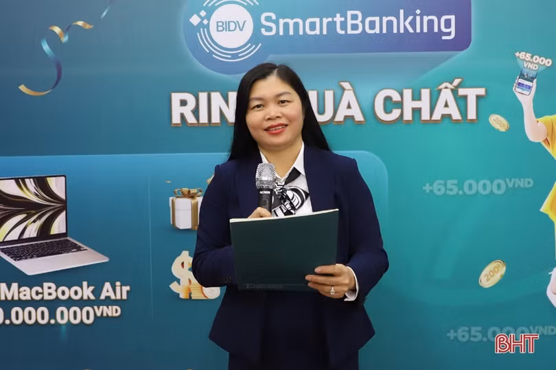 Khách hàng ở Hà Tĩnh trúng giải đặc biệt “Đăng ký BIDV SmartBanking - rinh quà chất”